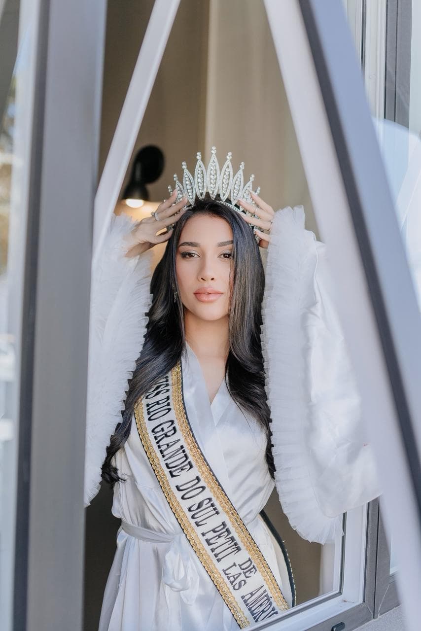 Amanda Souza com a faixa de Miss Rio Grande do Sul