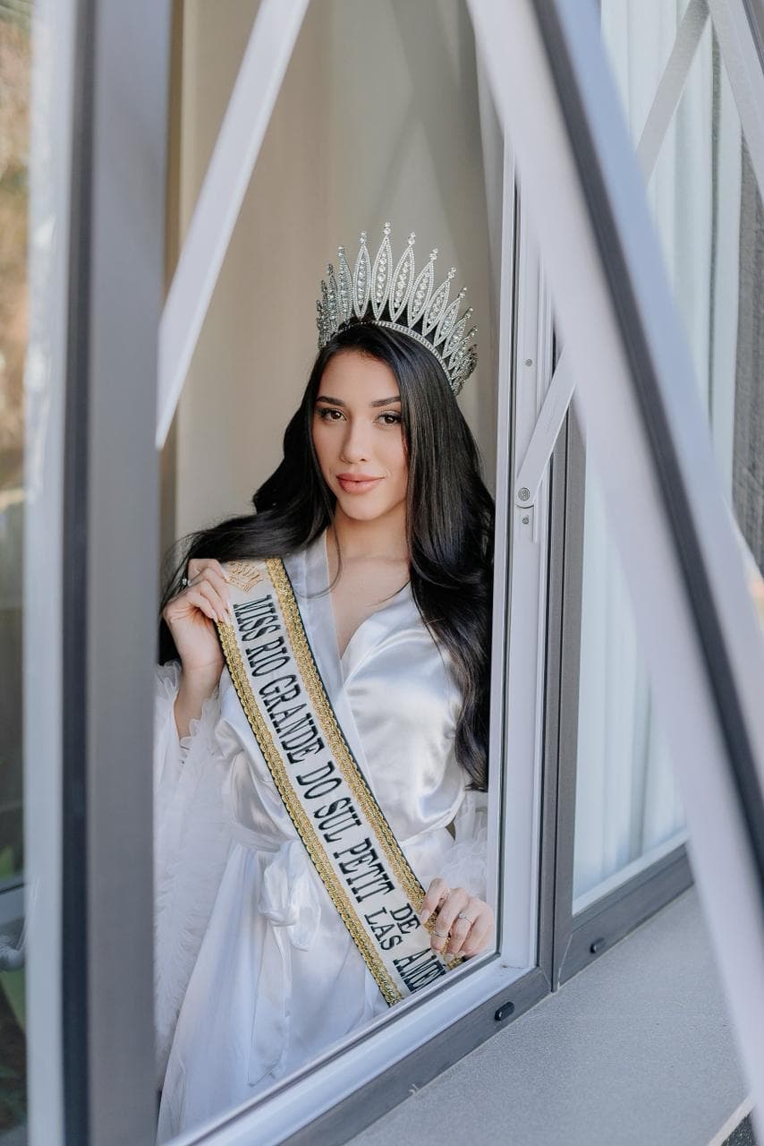 Amanda Souza com a faixa de Miss Rio Grande do Sul